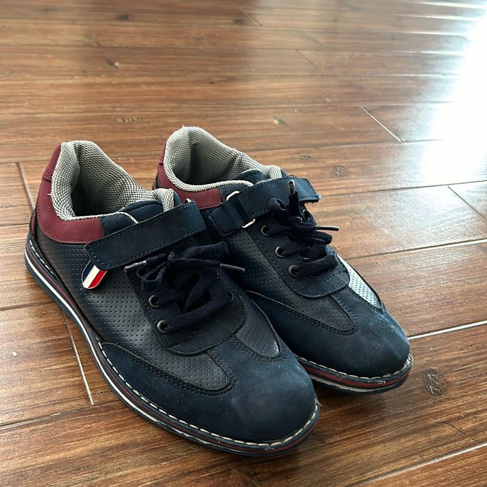 Boys blue navy sneakers size 34